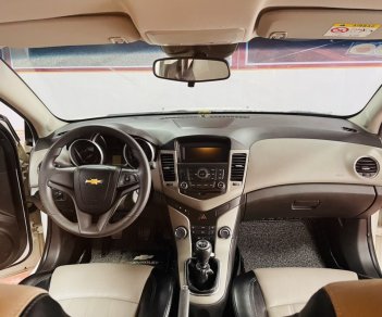 Chevrolet Cruze 2015 - Xe màu trắng