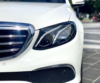 Mercedes-Benz 2016 - Màu trắng, nội thất đen