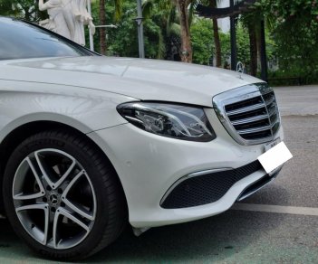 Mercedes-Benz 2018 - Màu trắng, nội thất nâu cực hiếm