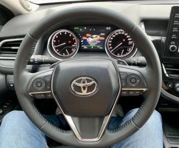 Toyota Camry 2022 - Trắng, nội thất kem