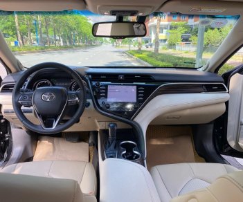 Toyota Camry 2020 - Cần bán xe đăng ký lần đầu 2020, xe gia đình giá chỉ 1 tỷ 235tr