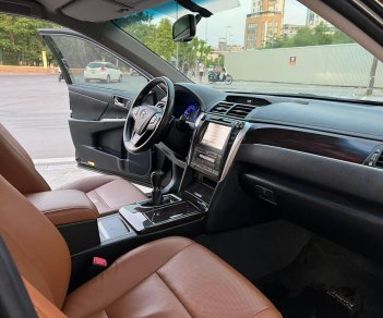 Toyota Camry 2018 - Màu đen, 888 triệu