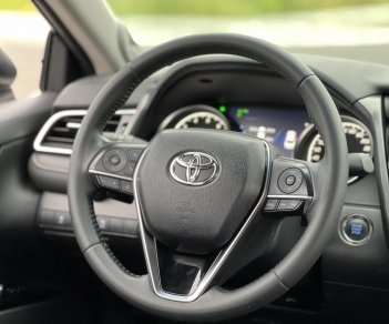 Toyota Camry 2021 - Cần bán gấp, xe còn siêu mới đẹp