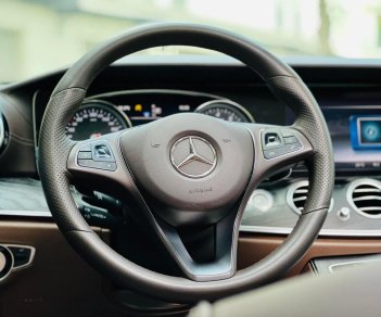 Mercedes-Benz 2018 - Màu đen, nội thất nâu, odo 4v km