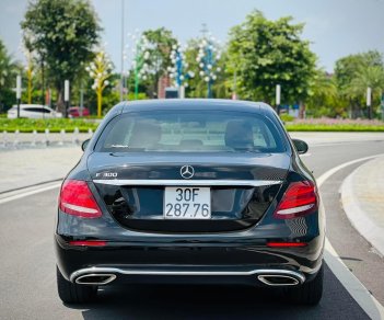 Mercedes-Benz 2018 - Màu đen, nội thất nâu, odo 4v km