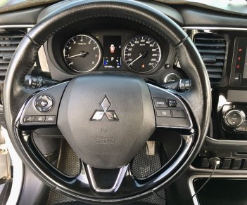 Mitsubishi Outlander 2019 - Màu trắng, tên tư nhân