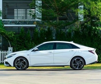 Hyundai Elantra 2022 - Model 2023, sẵn xe giao ngay, giảm tiền mặt, tặng phụ kiện, gói BH