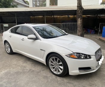 Jaguar XF 2012 - Màu trắng Ngọc Trinh