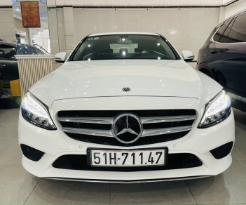 Mercedes-Benz 2019 - Bán xe đẹp lướt 10.000km như mới, bao check hãng