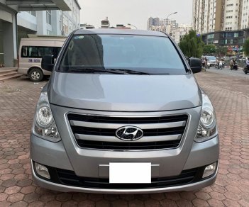 Hyundai Starex 2015 - Màu bạc số sàn