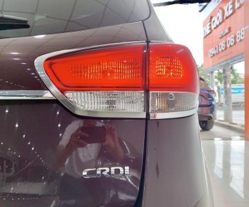 Kia Rondo 2017 - Xe màu đỏ mận bắt mắt