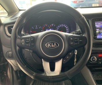 Kia Rondo 2017 - Xe màu đỏ mận bắt mắt