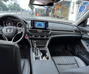 Honda Accord 2022 - Mua xe hot không kèm lạc, còn được lạc