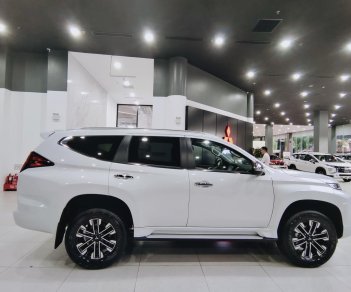 Mitsubishi Pajero Sport 2022 - Giá siêu khuyến mãi trong tháng, hỗ trợ 50% thuế trước bạ, giảm tiền, đủ màu, giao ngay