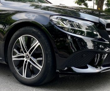 Mercedes-Benz C180 2020 - Màu đen, ghế kem