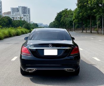 Mercedes-Benz C180 2020 - Màu đen, ghế kem