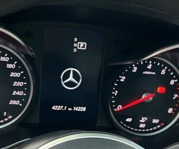 Mercedes-Benz C180 2021 - Màu trắng, nội thất kem