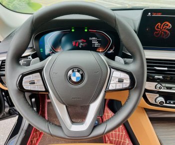 BMW 520i 2021 - Đen, nội thất nâu