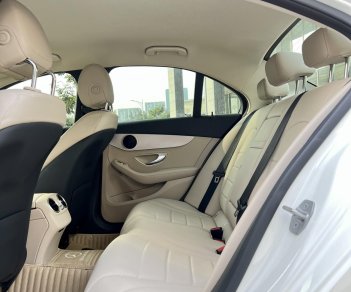 Mercedes-Benz C180 2021 - Màu trắng, nội thất kem