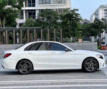 Mercedes-Benz C180 2021 - Màu trắng, nội thất kem