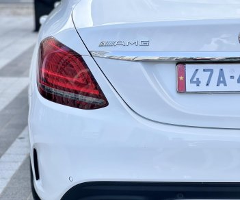 Mercedes-Benz C180 2021 - Màu trắng, nội thất kem