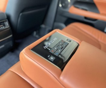 Lexus LX 570 2017 - Còn nguyên bản 99%, xe xuất được hoá đơn cao, hỗ trợ ngân hàng 70%