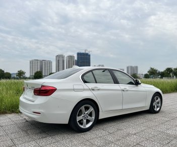 BMW 320i 2018 - Xe màu trắng