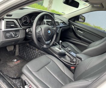 BMW 320i 2018 - Xe màu trắng