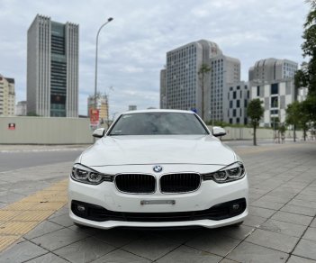 BMW 320i 2018 - Xe màu trắng