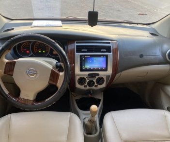 Nissan Grand livina 2012 - Màu bạc chính chủ