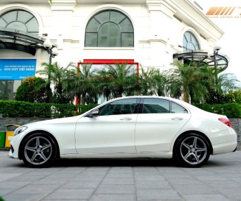 Mercedes-Benz C200 2016 - Màu trắng, nội thất kem, lên nhiều đồ