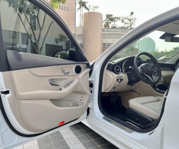 Mercedes-Benz C180 2021 - Màu trắng, nội thất kem