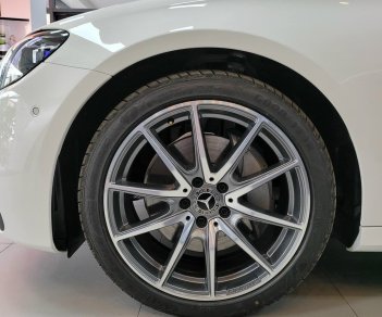 Mercedes-Benz E300 2022 - Thời điểm mua xe tốt nhất trong năm