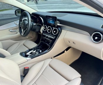 Mercedes-Benz C180 2021 - Màu trắng, nội thất kem