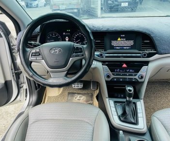 Hyundai Elantra 2017 - Màu bạc, giá cực tốt