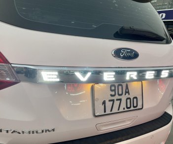 Ford Everest 2019 - Xe màu trắng