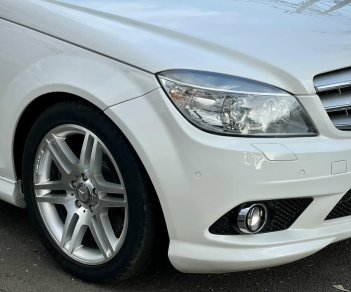 Mercedes-Benz C300 2010 - Xe màu trắng 