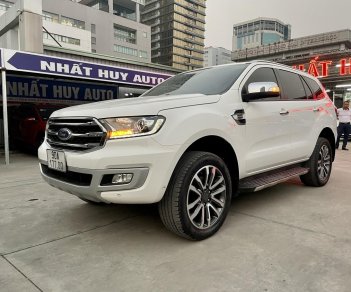 Ford Everest 2019 - Xe màu trắng