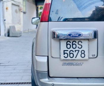 Ford Everest 2008 - Xe màu bạc, còn rất mới và đẹp