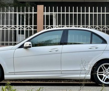 Mercedes-Benz C300 2010 - Xe màu trắng 