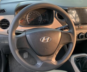 Hyundai Grand i10 2017 - Xe màu bạc giá hữu nghị