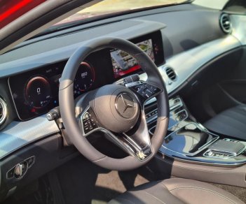 Mercedes-Benz E180 2022 - Màu đỏ duy nhất
