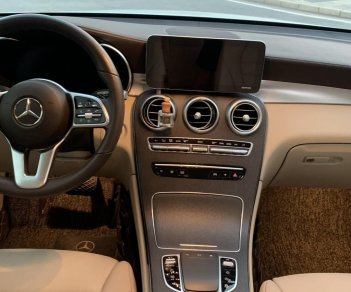 Mercedes-Benz GLC 300 2021 - Xe màu trắng