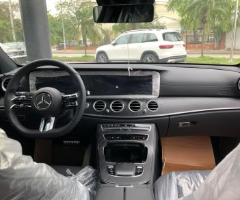 Mercedes-Benz E300 2021 - Màu đỏ, xe nhập