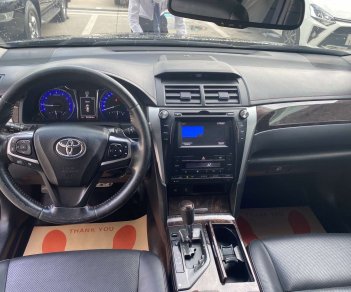 Toyota Camry 2016 - Màu đen, biển SG