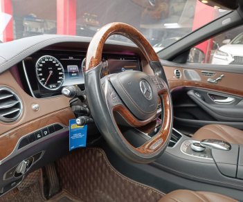 Mercedes-Benz 2016 - Màu trắng, nội thất nâu vân gỗ quý phái