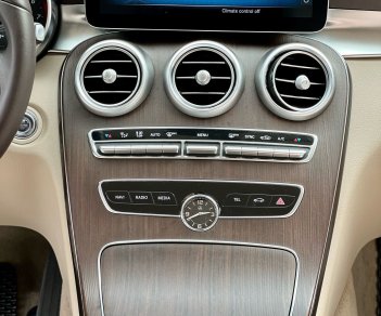 Mercedes-Benz 2021 - Trắng, nội thất kem, giá 1 tỷ 399