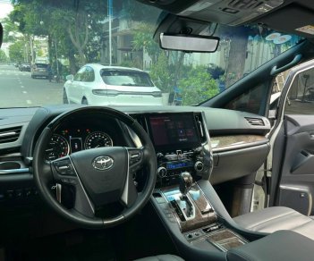 Toyota Alphard 2022 - Đi 10 ngàn km