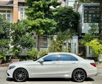 Mercedes-Benz 2021 - Trắng, nội thất kem, giá 1 tỷ 399