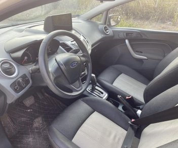 Ford Fiesta 2013 - Màu trắng giá ưu đãi